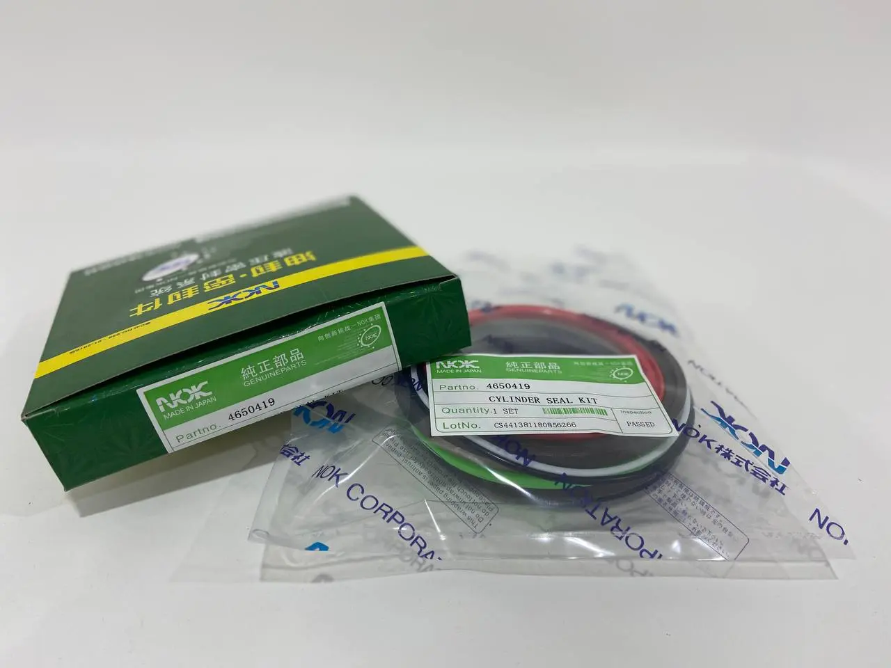 Ремкомплект гидроцилиндра стрелы HITACHI ZX240-3 4650419 (NOK)